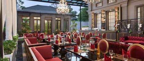 Se sirven desayunos, almuerzos y cenas; cocina local e internacional