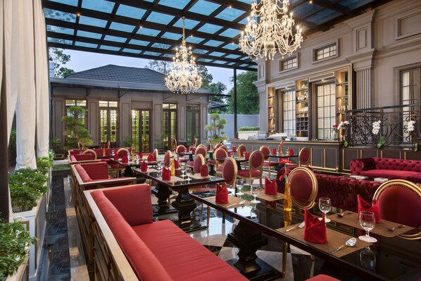 供应早餐、午餐和晚餐，本地与国际菜