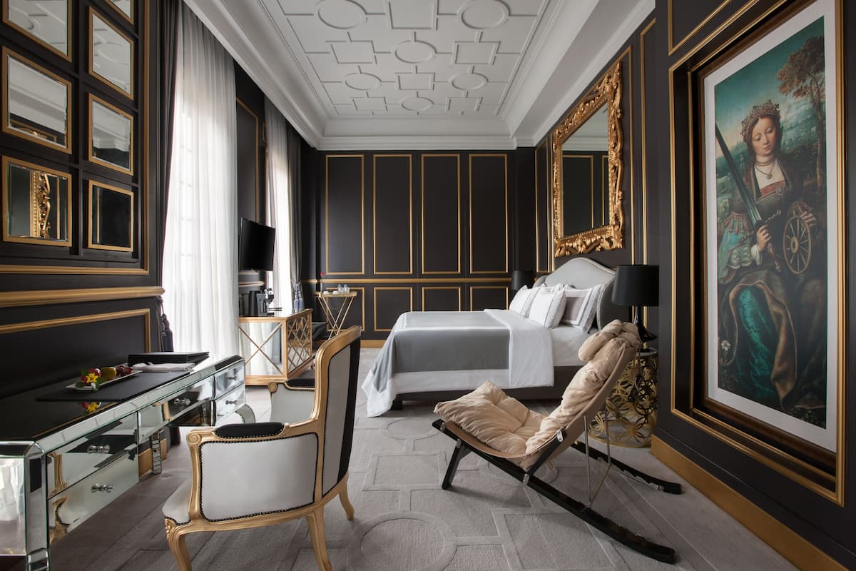 Premier tweepersoonskamer, 1 kingsize bed, uitzicht op stad | Een gratis minibar, een kluis op de kamer, een bureau