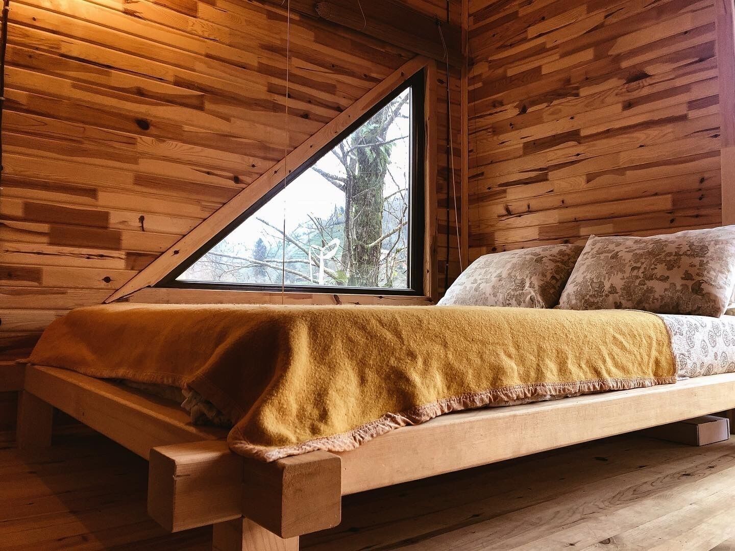 Roupas de cama premium, cortinas blackout, Wi-Fi de cortesia