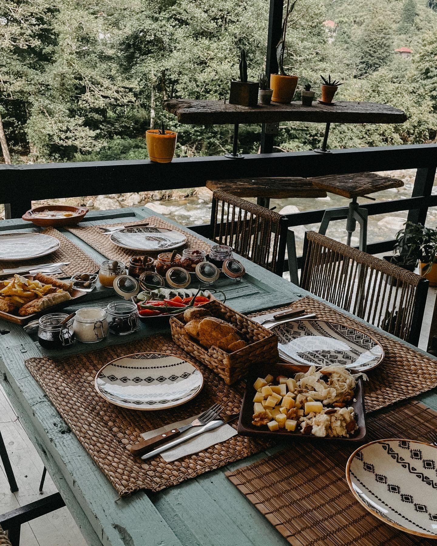 Se sirven desayunos y cenas, cocina local