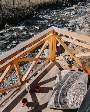 Sengetøy av topp kvalitet, blendingsgardiner og wi-fi (inkludert)