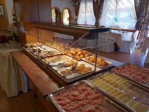 Free daily buffet breakfast