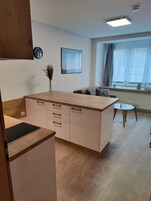 Estudio, baño privado, vistas a la ciudad | Servicio de la habitación
