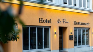 A building with a sign that reads "Hotel La Fleur Restaurant." - Hotel La Fleur (Ueberlingen)