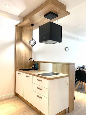 Departamento superior, con acceso para personas discapacitadas, baño en la habitación | Cocina privada | Periquera