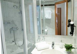 Enkeltrom – basic, tilgjengelighetstilpasset, privat bad | Bad