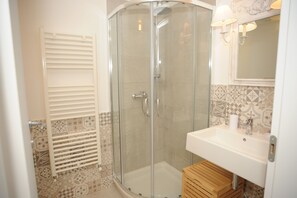 Douche, douche à « effet pluie », articles de toilette gratuits, bidet