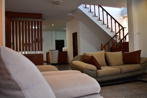 Flat-screen TV - Poonsiri Private Pool Villa Aonang (Krabi)