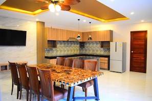 4-Bedroom Grand Pool Villa | 専用キッチン | 大型冷蔵庫、電子レンジ、コンロ、電気ポット