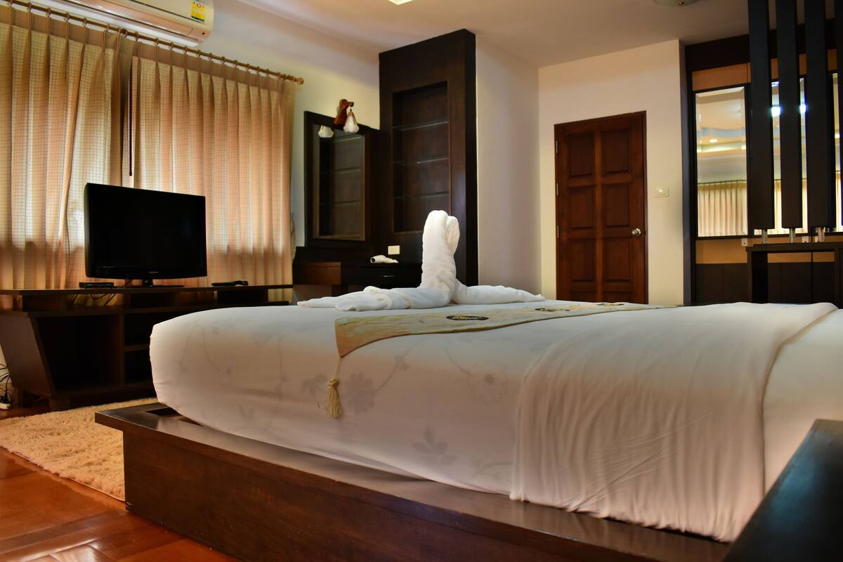 1 bedroom, in-room safe, desk, WiFi (free)