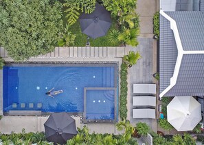 Una piscina al aire libre