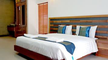 Habitación doble Deluxe, vista al jardín | 1 habitación, minibar, caja de seguridad en la habitación y escritorio