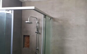 Kahden hengen deluxe-huone, näköala puutarhaan | Kylpyhuoneen suihku