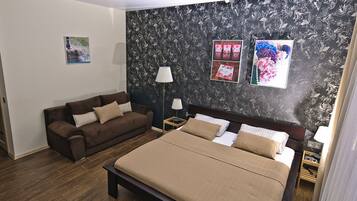 Deluxe-Doppelzimmer, 1 Queen-Bett und Schlafsofa | 1 Schlafzimmer, hochwertige Bettwaren, Bügeleisen/Bügelbrett