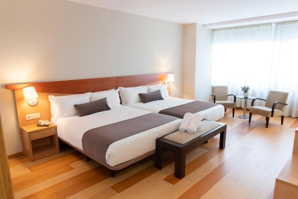 Phòng 4 dành cho gia đình | Bàn, màn/rèm cản sáng, bàn ủi/dụng cụ ủi quần áo 