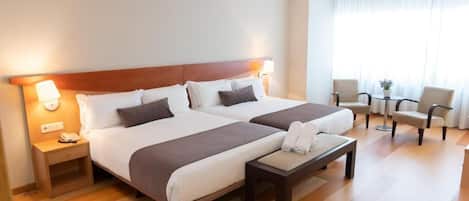 Habitación cuádruple familiar | Escritorio, cortinas blackout y tabla de planchar con plancha