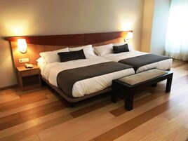 Habitación cuádruple familiar | Escritorio, cortinas opacas, tabla de planchar con plancha y wifi gratis