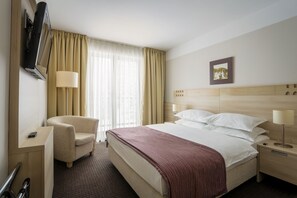 Dobbelt- eller tomannsrom | Minibar, safe på rommet, blendingsgardiner og lydisolert