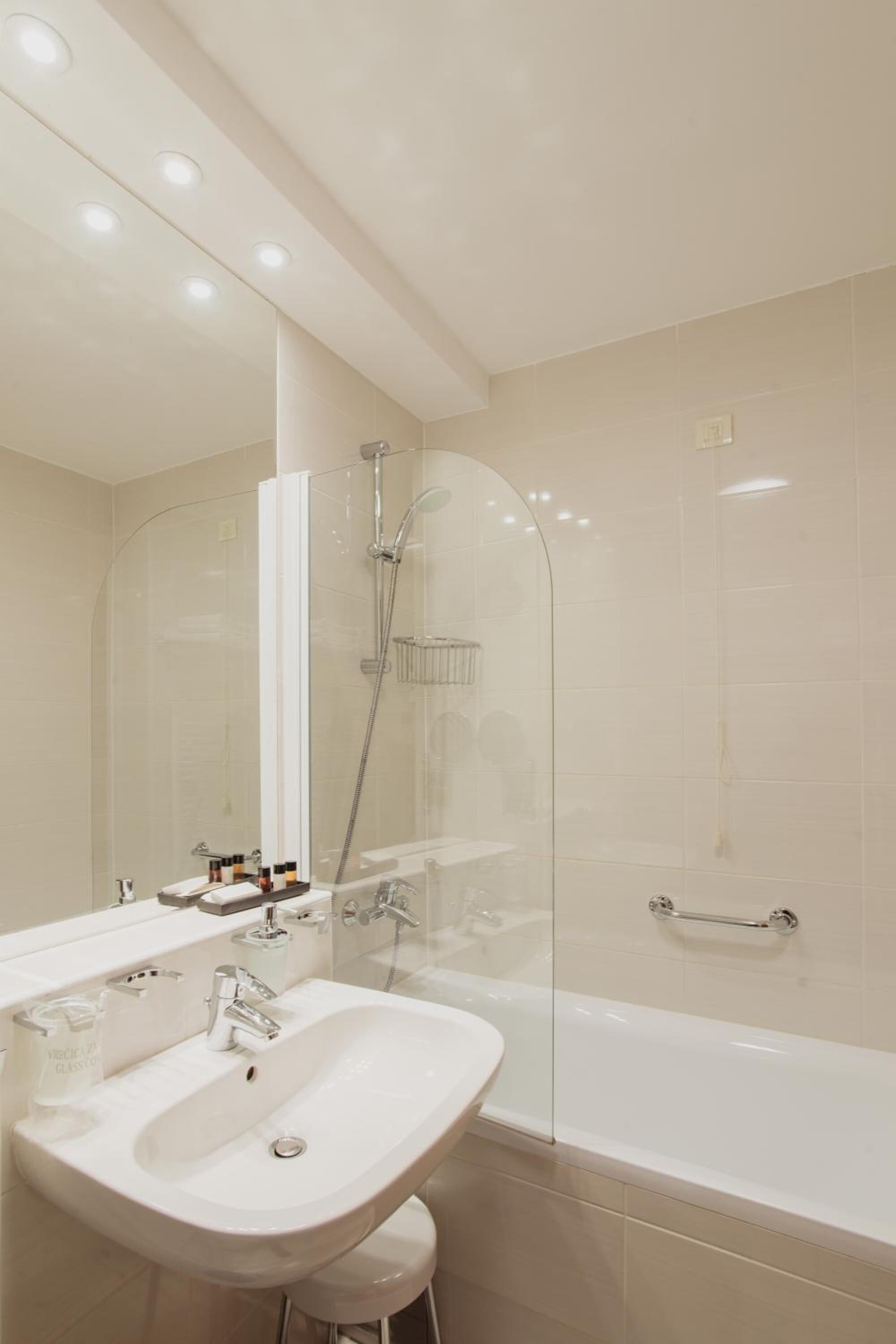 combined shower/bathtub, deep-soaking bathtub, free toiletries