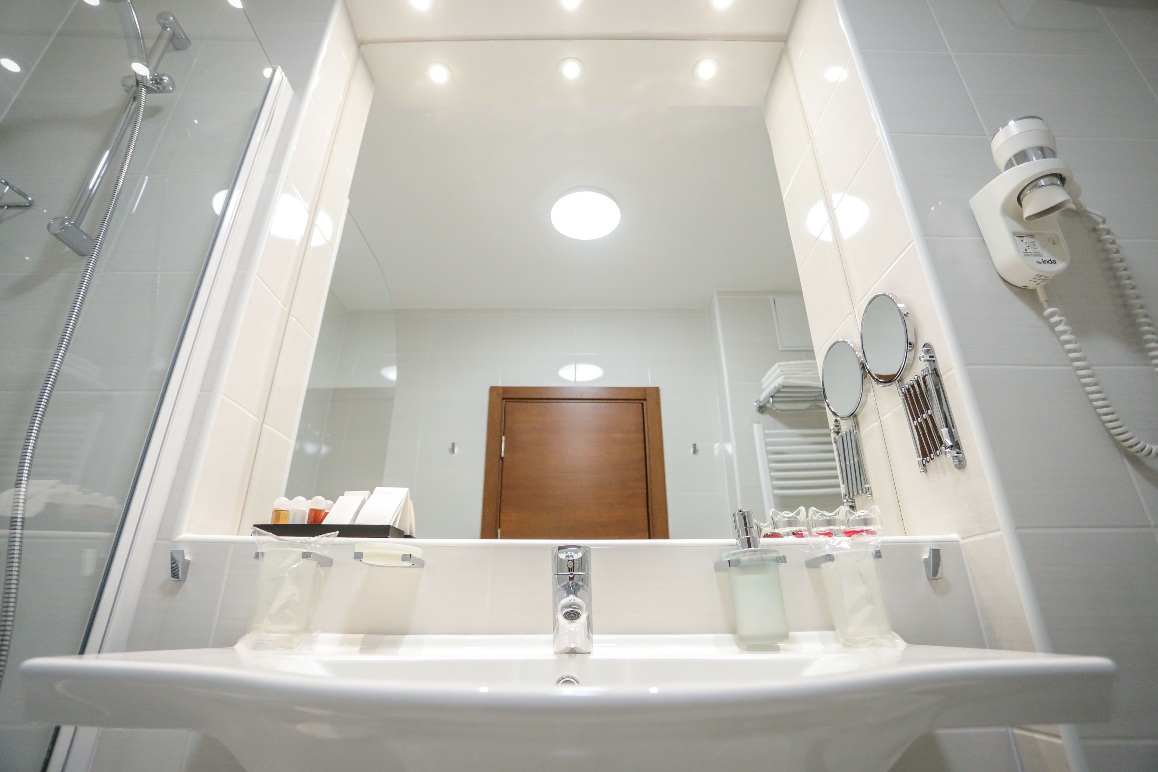 combined shower/bathtub, deep-soaking bathtub, free toiletries