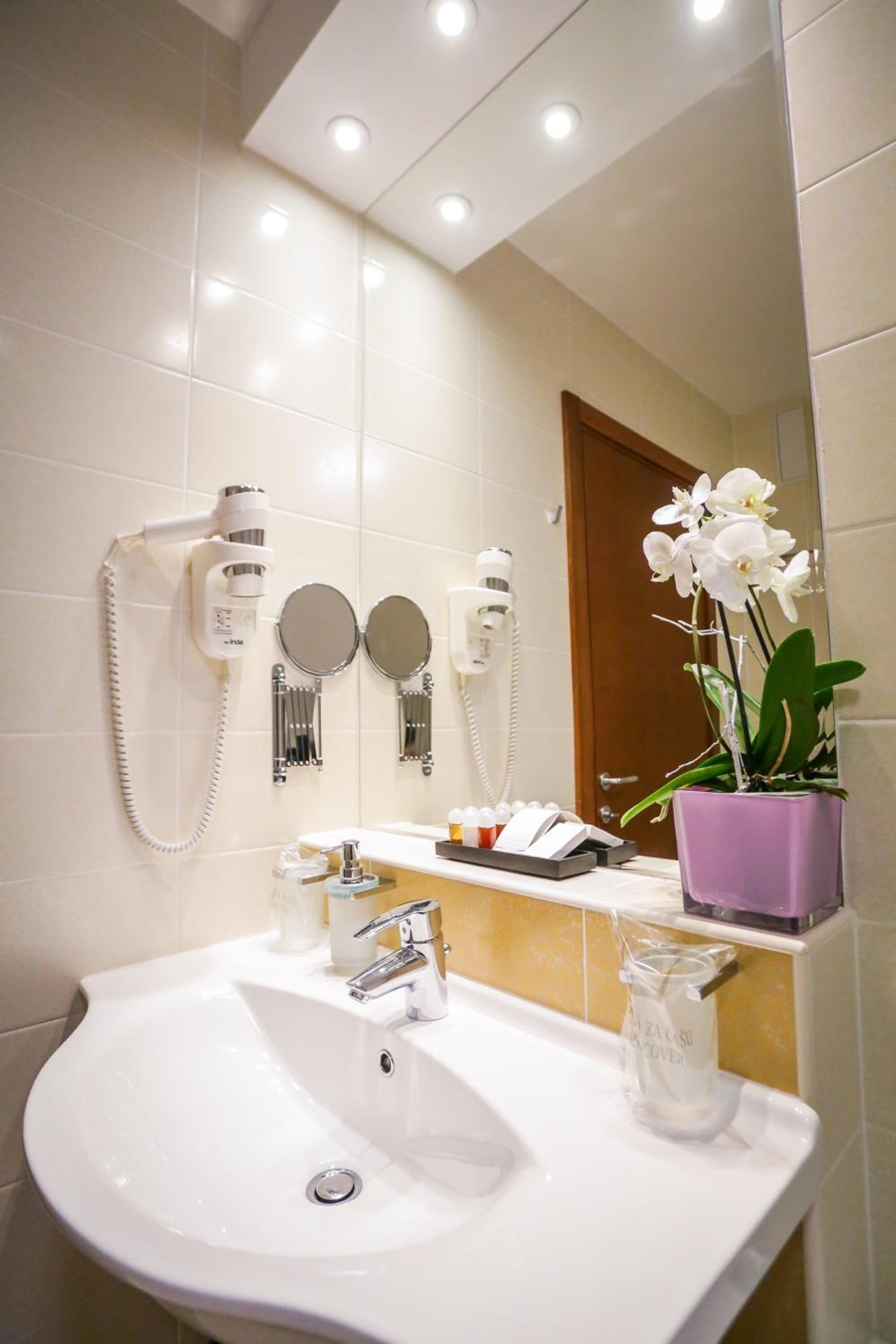 combined shower/bathtub, deep-soaking bathtub, free toiletries