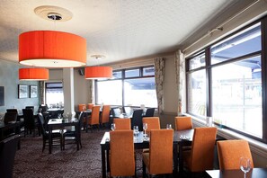 朝食 (フル ブレックファスト)、毎日提供 (1 名様 6.95 GBP)