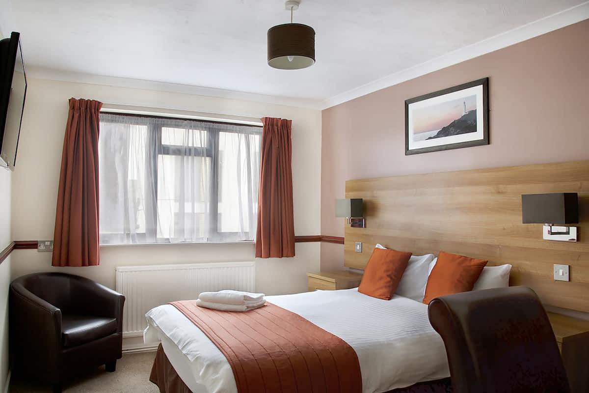 Standard dubbelrum | Skrivbord, strykjärn/strykbräda, sängkläder och rullstolsanpassning