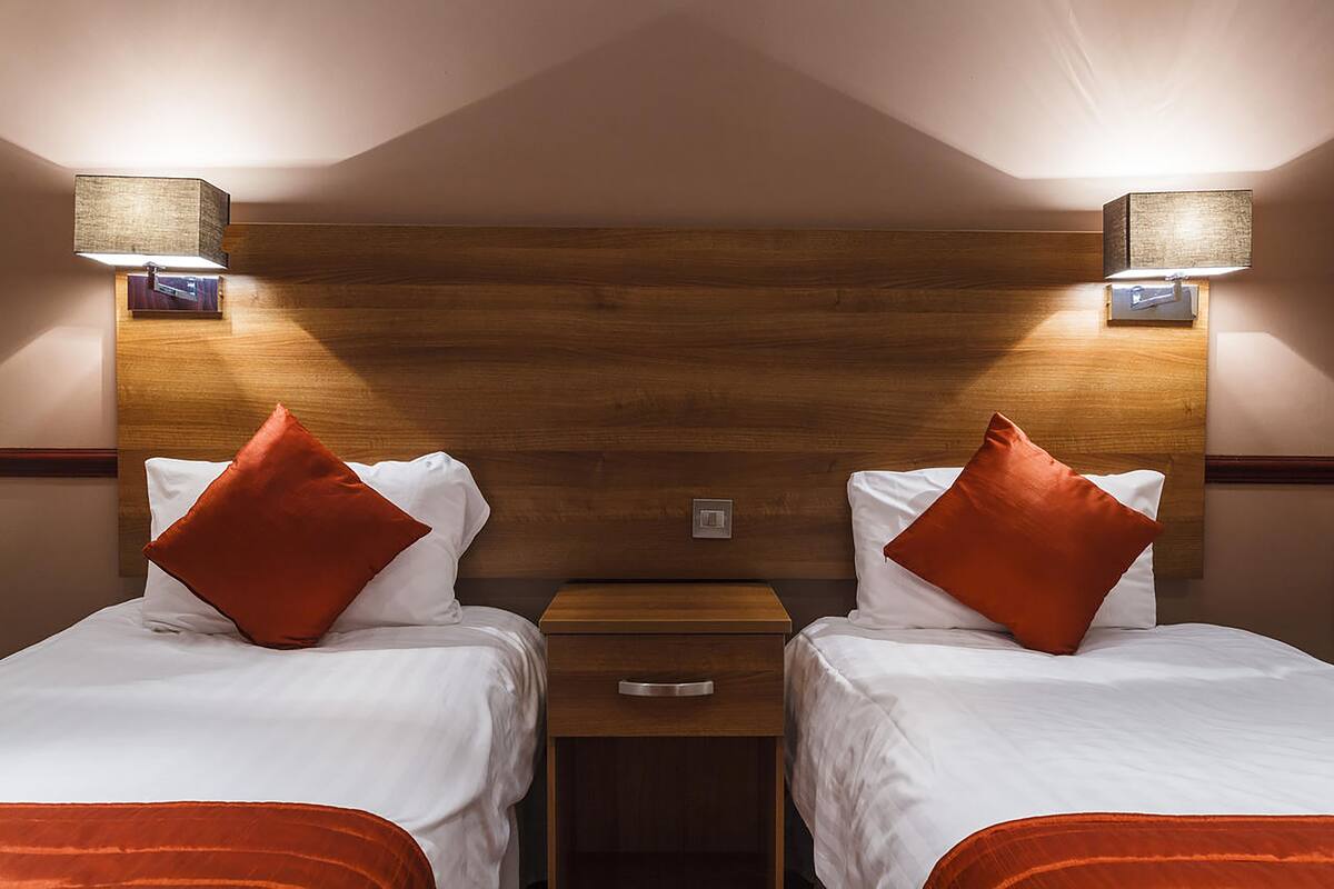 Quarto duplo standard | Escrivaninha, ferros/tábuas de passar roupa, roupa de cama