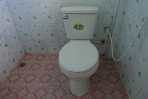 Habitación estándar | Baño | Ducha y artículos de higiene personal gratuitos