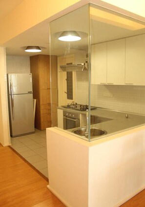 Appartement, 2 chambres | Cuisinette privée | Réfrigérateur grande capacité avec congélateur, surface de cuisson