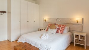 Apartment, 1 Schlafzimmer, Blick auf den Innenhof | 1 Schlafzimmer, hochwertige Bettwaren, Schreibtisch