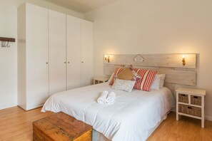 Apartment, 1 Schlafzimmer, Blick auf den Innenhof | 1 Schlafzimmer, hochwertige Bettwaren, Schreibtisch