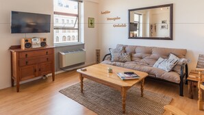 Apartment, 1 Schlafzimmer, Blick auf den Innenhof | Wohnzimmer | Flachbildfernseher