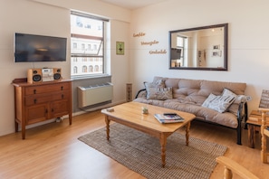 Apartamento, 1 habitación, vistas al patio | Sala de estar | Una televisión de pantalla plana