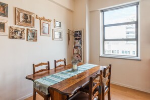 Apartment, 1 Schlafzimmer, Blick auf den Innenhof | Essbereich im Zimmer