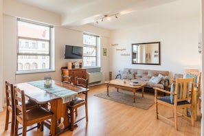 Apartamento, 1 habitación, vistas al patio | Zona de estar | Una televisión de pantalla plana