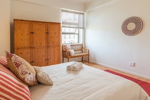 Apartamento, 1 habitación, vistas al patio | Ropa de cama de alta calidad, escritorio, tabla de planchar con plancha