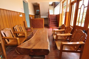 Lobby sitting area - Gold Star Guest House (Nyaung-U)