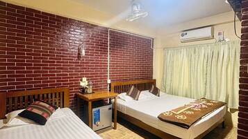 Habitación triple superior | 1 dormitorio, caja fuerte, escritorio y sistema de insonorización