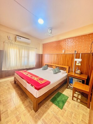 Superior kamer, 1 twee- of 2 eenpersoonsbedden | 1 slaapkamer, een kluis op de kamer, een bureau, geluiddichte muren