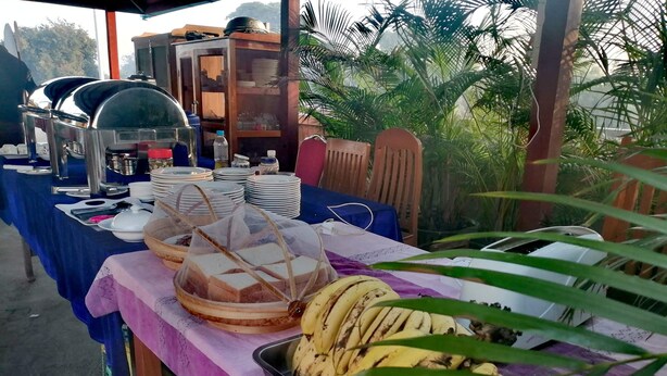 Montaje de bufé con diversos alimentos y utensilios.