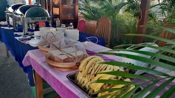 Free daily English breakfast