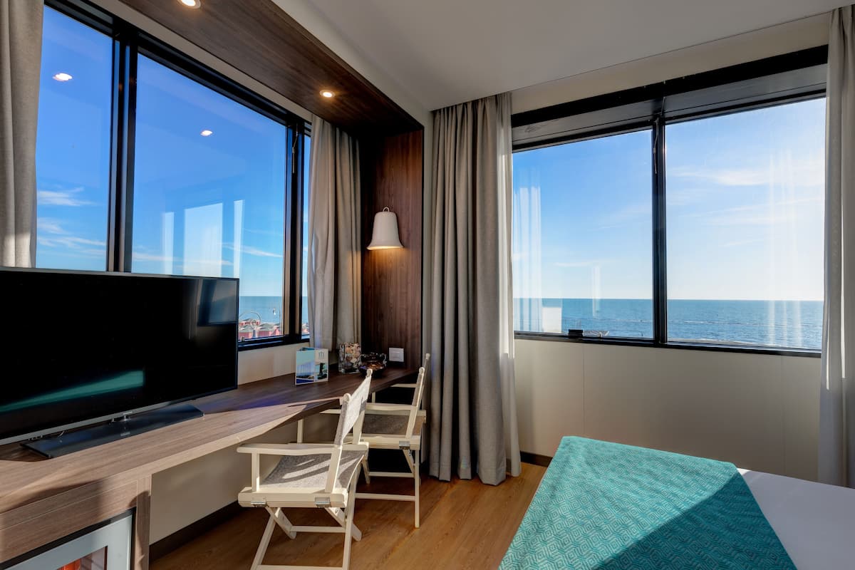 Habitación ejecutiva con 1 cama matrimonial o 2 individuales, vista al mar | Servicio a la habitación