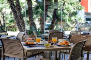 Cocktail bar, beach views, open daily - Fly Decò Hotel (Rome)