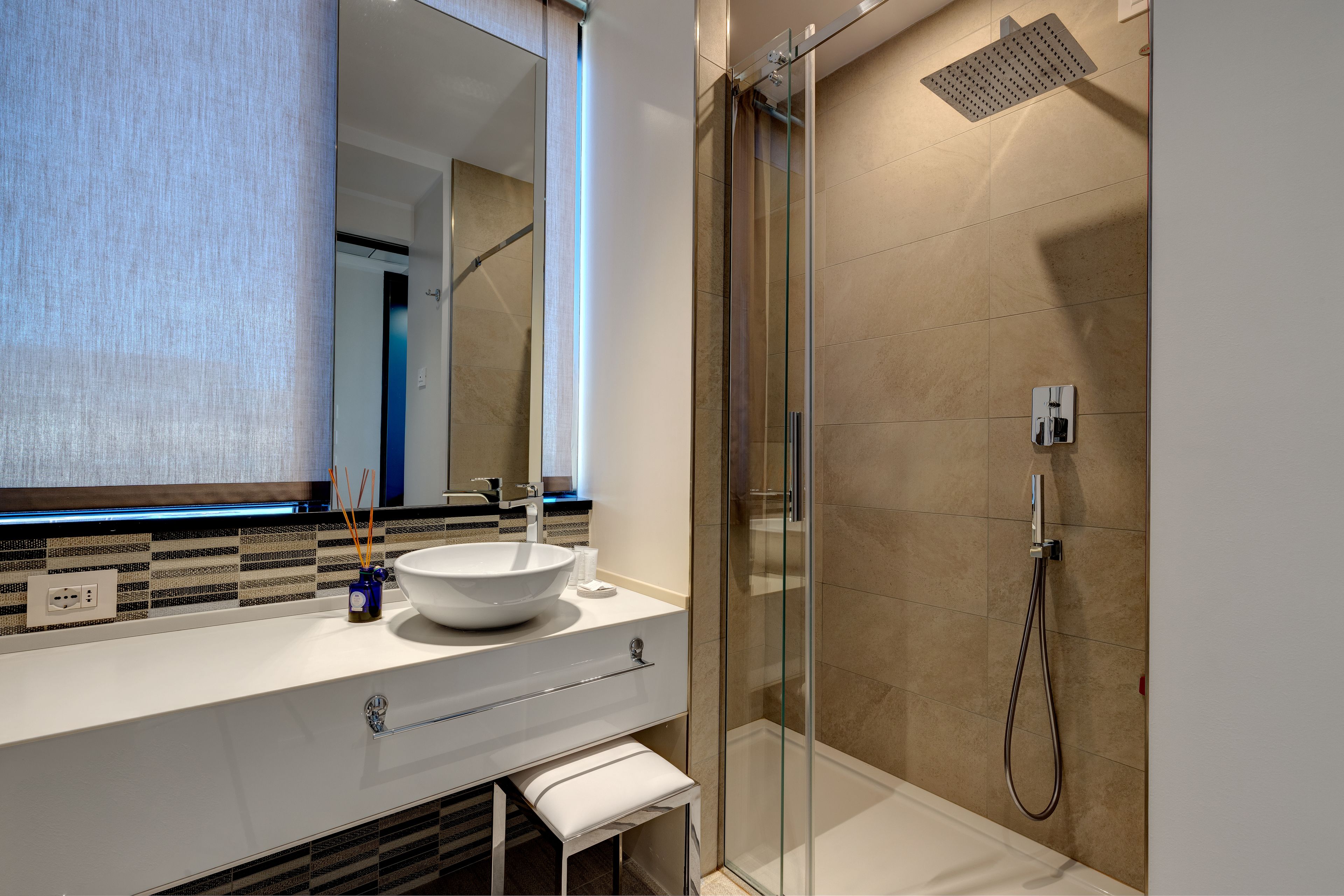 executive double or twin room, sea view | in-room dining