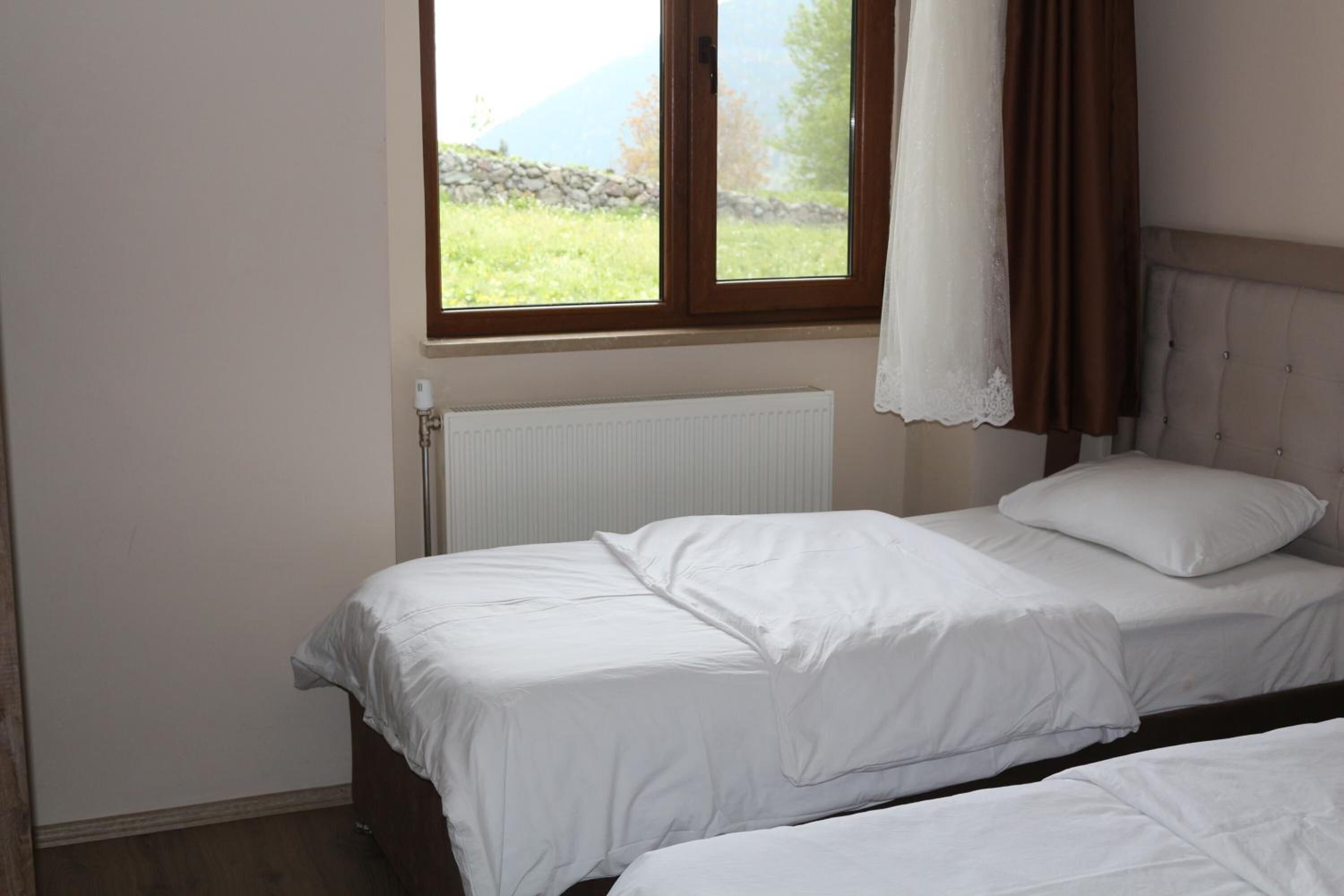 Schreibtisch, Verdunkelungsvorhänge, schallisolierte Zimmer