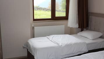 Schreibtisch, Verdunkelungsvorhänge, schallisolierte Zimmer