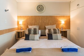 Design studio suite, 1 slaapkamer, uitzicht op bergen | Luxe beddengoed, een bureau, een strijkplank/strijkijzer, gratis wifi
