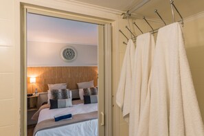 Design-studiosviitti, 1 makuuhuone, vuoristonäköala | Ylelliset vuodevaatteet, työpöytä, silitysrauta/-lauta, ilmainen Wi-Fi